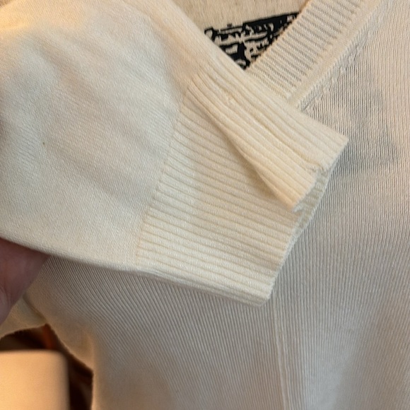 DKNY JEANS Creamy White V-Neck Sweater Spring Summer size M Medium Like New - Picture 3 of 7